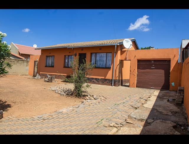 3 BEDROOM FREEHOLD FOR SALE IN MEADOWLANDS EAST